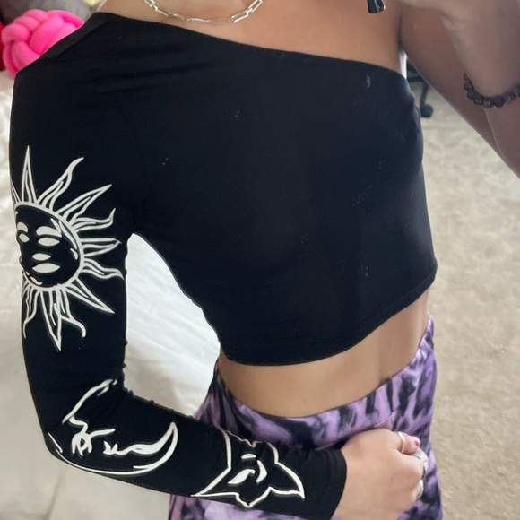 ASYMMETRICAL ONE LONG SLEEVE BLACK GRAPHIC CROP TOP - Picture 2 of 2